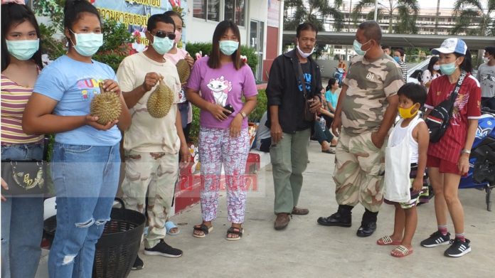ปันสุขแจกทุเรียน