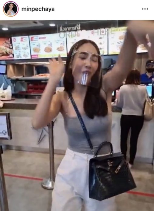 ไม่ต้องอายใคร ดนตรีมันได้! มิน พีชญา เซิ้งกลางร้าน