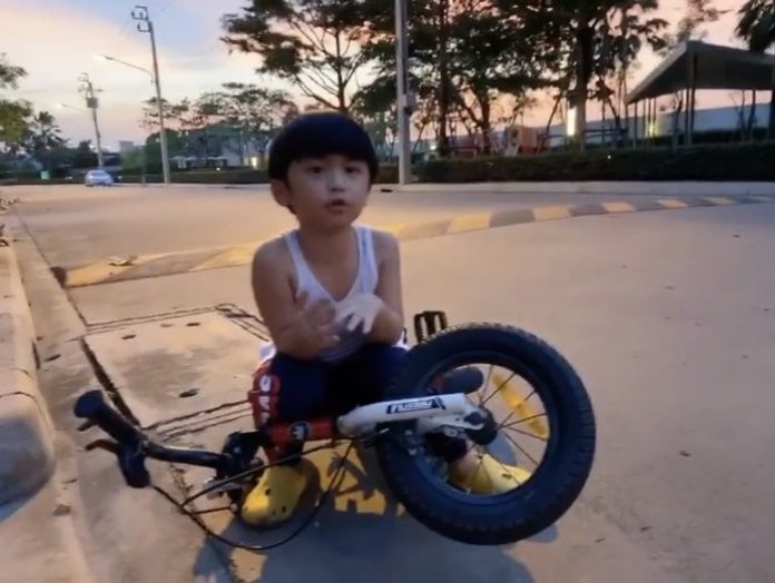 เอ พศิน เผยคลิป น้องเลโก้ ปั่นจักรยาน 2 ล้อครั้งแรก