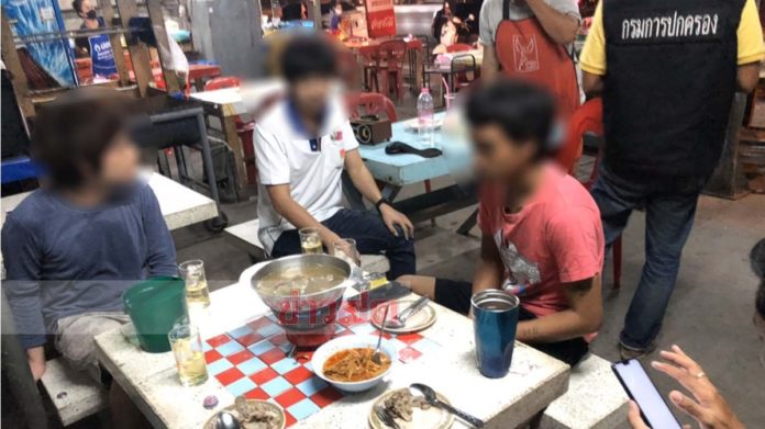 มั่วสุมกินเหล้าในร้านอาหาร