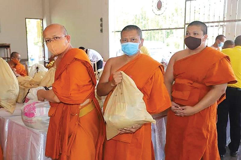 ศูนย์ช่วยเหลือแจกถุงยังชีพ