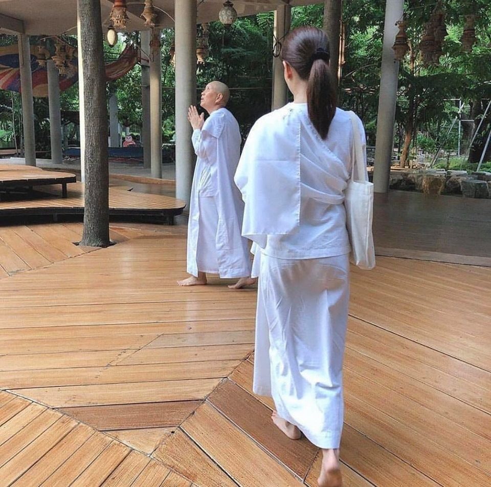 แต้ว นุ่งขาวห่มขาว 