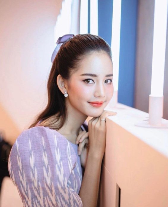 โบว์ เมลดา แชะภาพคู่ ดิว ปิ่นกมล ผู้บริหารช่อง 3 ท่าทาง ...