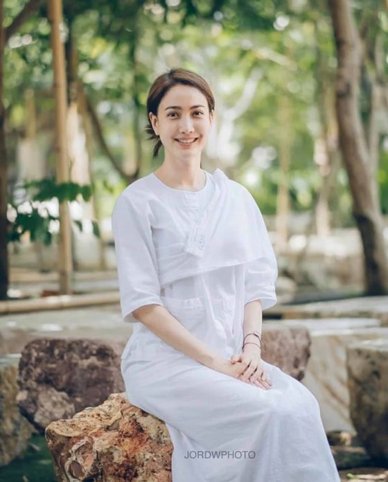 แต้ว นุ่งขาวห่มขาว