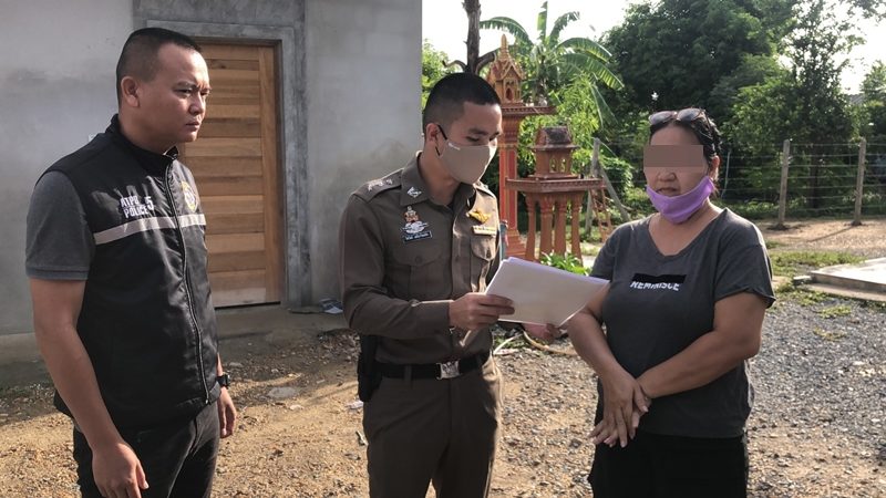 เจ้าหน้าที่แจ้งหมายจับให้ผู้ต้องหาทราบ