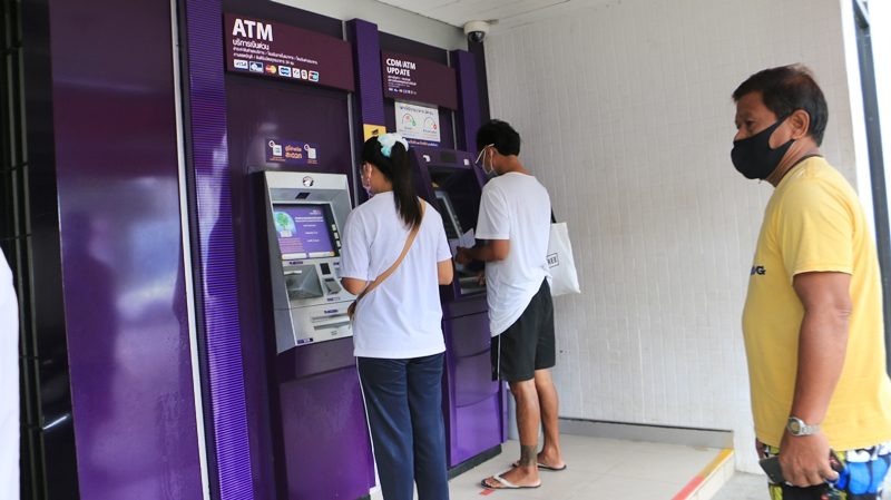 ประชาชนยังเดินทางมาใช้บริการตามปกติ หลังเกิด เอทีเอ็มเออเร่อ ในพื้นที่จ.ระนอง