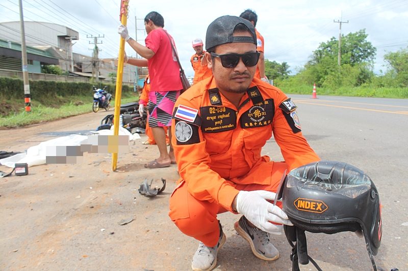 เจ้าหน้าที่โชว์หมวกกันน็อกของผู้เสียชีวิต