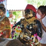 พ่อขุนช้าง ให้โชค! สาวจุดประทัดหมื่นนัดแก้บน เผยเลขเด็ดอ่างน้ำมนต์