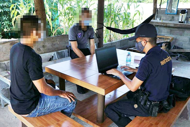 กองปราบ บุกรวบ มือปืน ร่วมทีมฆ่าสองพ่อลูก อดีตประธานสภาอบต.ตะดละกาโปร์ จ.ปัตตานี เผยปมขัดแย้ง เจ้าตัวปฏิเสธให้การ คุมตัวดำเนินคดี