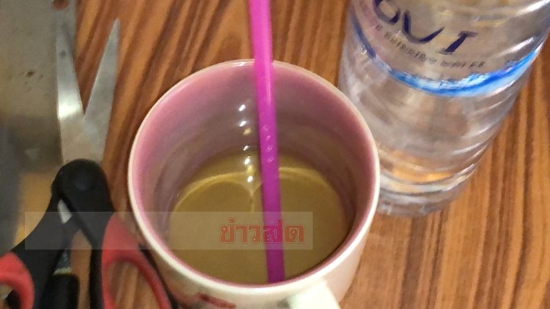 แก้วน้ำที่คาดว่าฝ่ายหญิงกินยาฆ่าตัวตาย หลัง เครียดหนี้หลายแสน