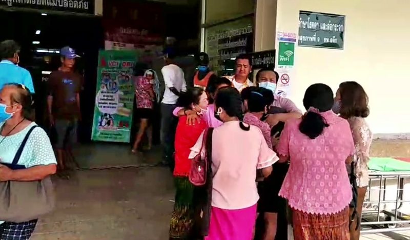 กลุ่มญาติร่ำไห้หน้าโรงพยาบาลสตึก หลังคนร้าย แทงพ่อเจ้าบ่าว เสียชีวิตคาขบวนขันหมาก