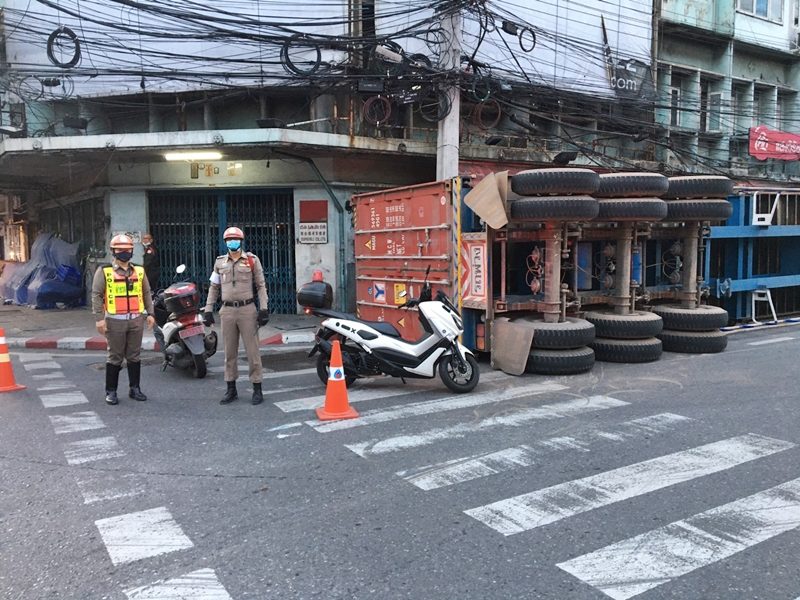 เจ้าหน้าที่เร่งเข้าเคลียร์พื้นที่และตรวจสอบผู้บาดเจ็บ