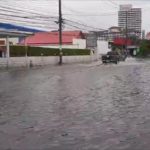 พัทยาอ่วมแต่เช้า ฝนตกชั่วโมงเดียว น้ำท่วมสูงเกือบถึงเข่า รถเล็กสัญจรลำบาก