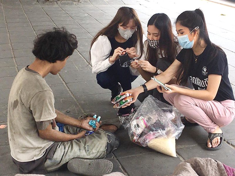 ‘ต้าร์-ไข่มุก-เมย์-มิ้วส์’ช่วยคนยากลำบาก คิดริเริ่มโครงการ‘ปันน้ำใจสู่คนริมทาง’ : สกู๊ปบันเทิง
