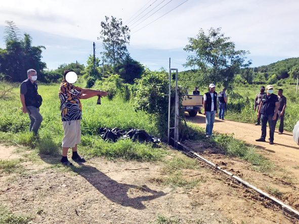 ผ่าชนวนยิงฆ่าสาวท้องรัวสนั่นใส่รถ-สามีสาหัสเฒ่าปืนดุรับขัดแย้งที่ดิน : สดจากสนามข่าว
