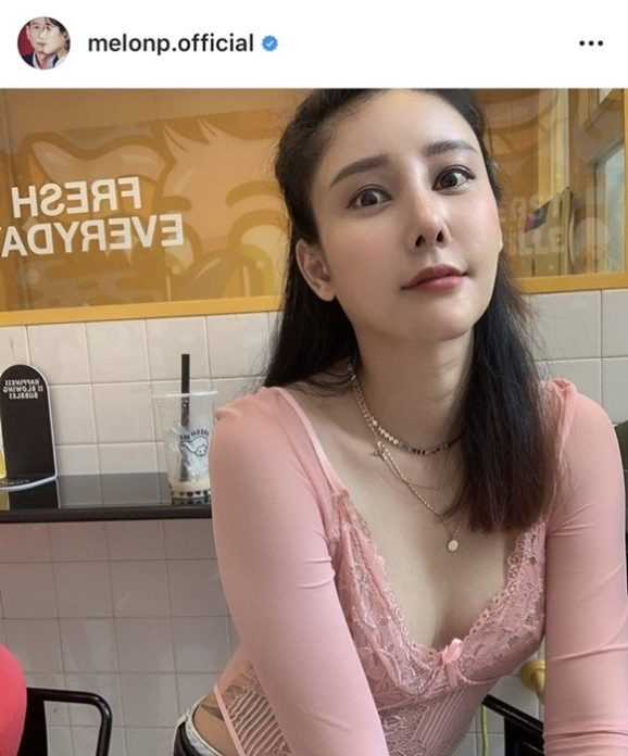 กุหลาบกลางอก! แตงโม เผยให้เห็นรอยสักใหม่
