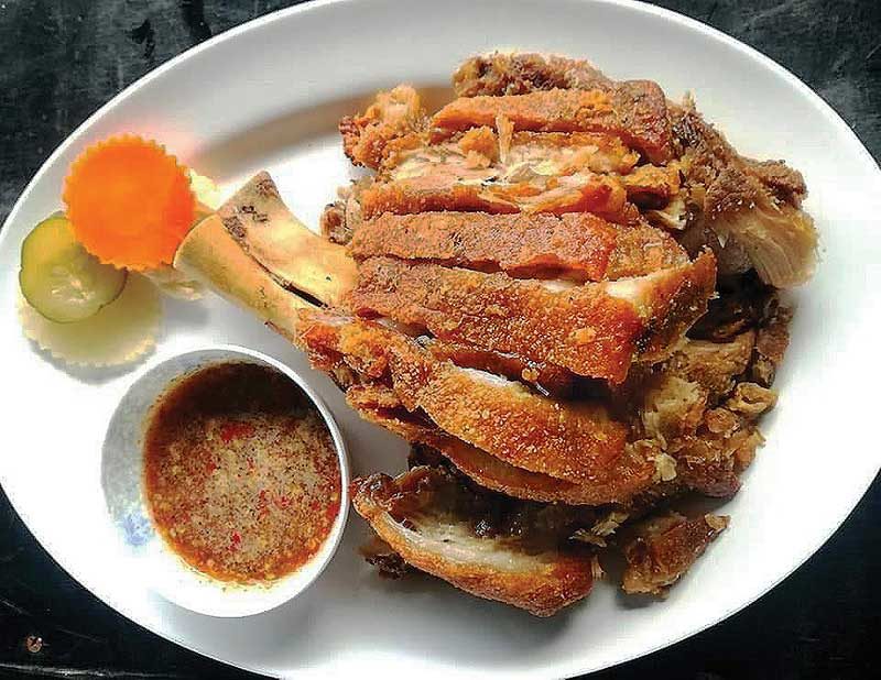 ขาหมูเยอรมันรสเด็ดร้านข้าวปั้นราชบุรี