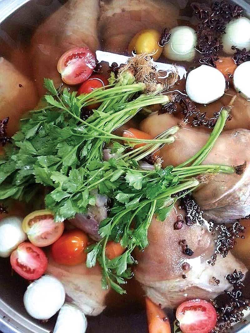 ขาหมูเยอรมันรสเด็ดร้านข้าวปั้นราชบุรี