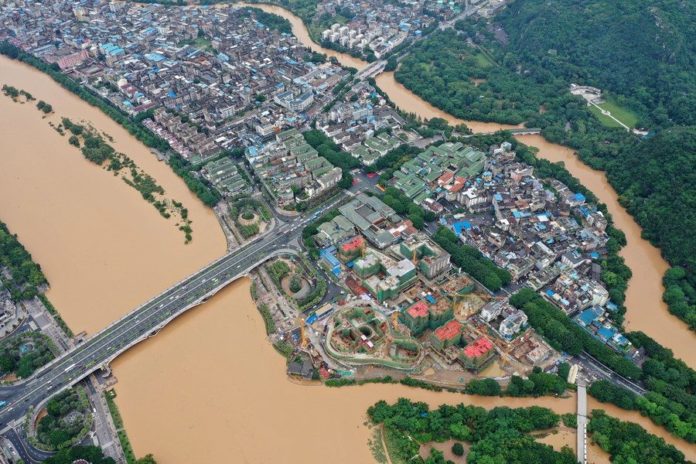 ฝนถล่มหนักจีนกระอัก