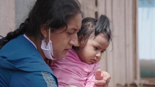 แม่อุ้มลูกน้อยหนีล็อกดาวน์