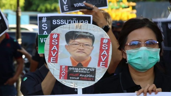 นัดบุกทำเนียบ 
