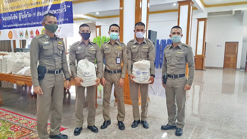 ถุงยังชีพคณะสงฆ์ปทุมฯ ส่งแรงใจตำรวจสู้ภัยโควิด