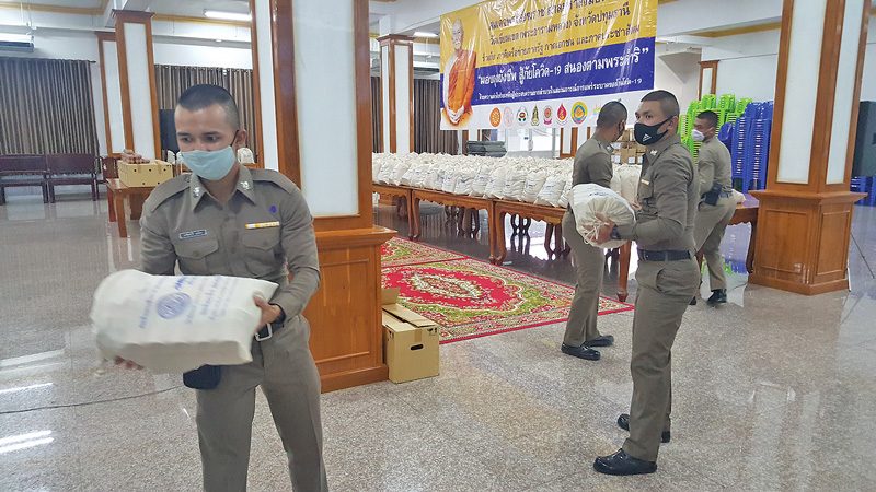 ถุงยังชีพคณะสงฆ์ปทุมฯ ส่งแรงใจตำรวจสู้ภัยโควิด