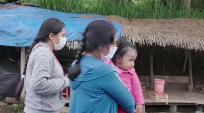 แม่อุ้มลูกน้อยหนีล็อกดาวน์