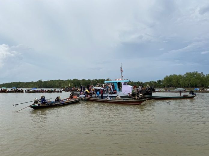 ฮือจอดเรือปิดปากน้ำตาปี