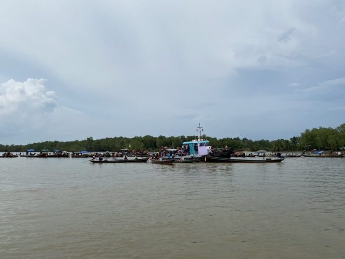 ฮือจอดเรือปิดปากน้ำตาปี
