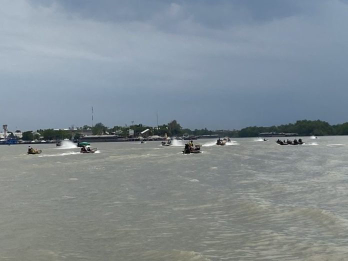 ฮือจอดเรือปิดปากน้ำตาปี