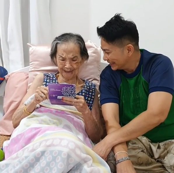 คุณยายมารศรี เวียนหัวไม่สบาย พอเปิดสมุดบัญชีล่าสุดให้ดู หายป่วยทันที(คลิป)  | Khaosod | LINE TODAY