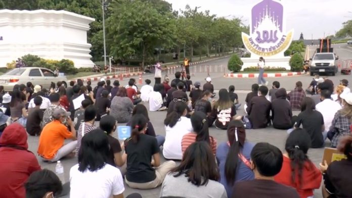 นศ.พะเยาไล่รัฐบาล