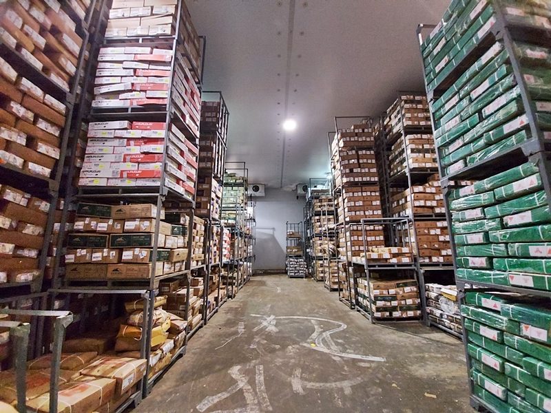 เจ้าหน้าที่เข้าทำการตรวจยึดของกลาง