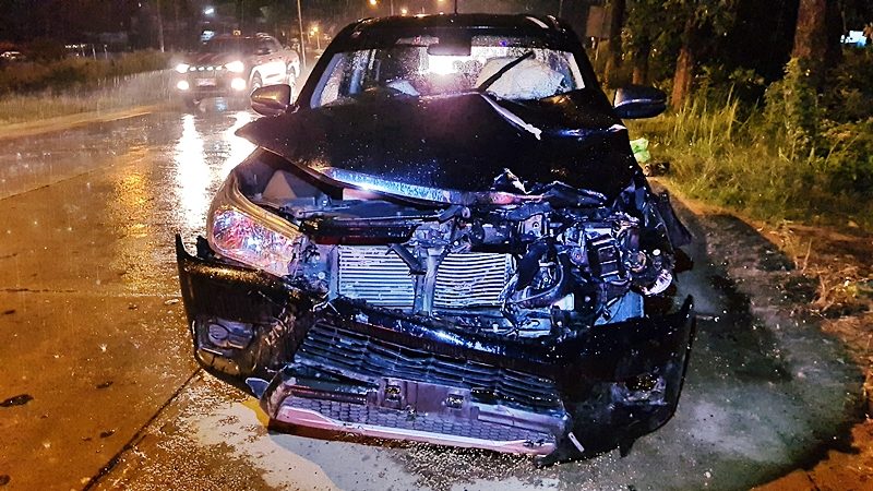 ชนสนั่นกลางสี่แยกคลองแห จ.สงขลา กระบะพุ่งประสานงา จักรยานยนต์ ร่างคนขี่กระเด็นไกล 100 เมตร เสียชีวิตในคูข้างถนน