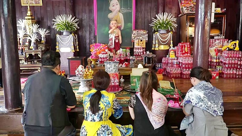 จิ๊ก เนาวรัตน์ หอบขนม-ปะทัด 2,000 นัด แก้บน ไอ้ส้มฉุน วัดทรงเสวย ชัยนาท