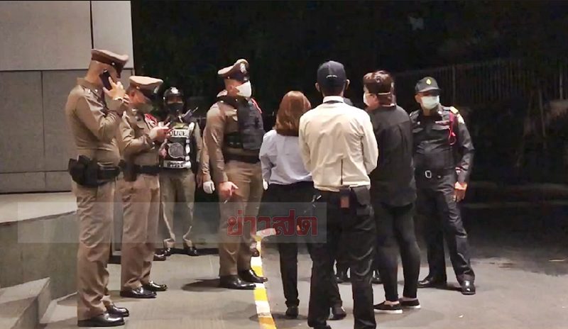 เจ้าหน้าที่ตำรวจและสำนักงานเขตคลองเตยเข้าร่วมชี้แจง
