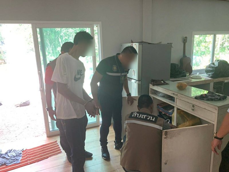 เจ้าหน้าที่เข้าทำการตรวจค้นภายในบ้านพักของผู้ต้องหา