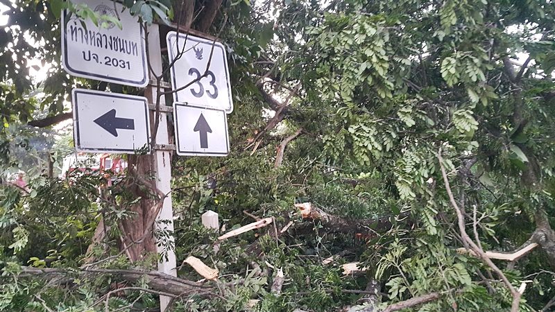 ริมถนนสายสุวรรณศร (ปราจีนบุรี-นครนายก) หรือ สาย 33 แยกบ้านขอนขว้าง ม.10 ต.ดงขี้เหล็ก อ.เมือง จ.ปราจีนบุรี