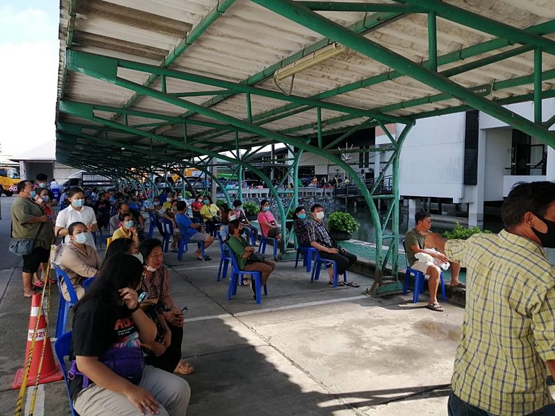 ญาติของชายไทยที่เดินทางมาให้กำลังใจ