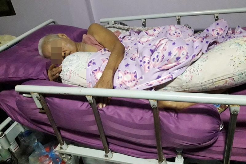 แม่ของน.ส.ภาคินที่ป่วยเป็นอัมพาตและตามองไม่เห็น