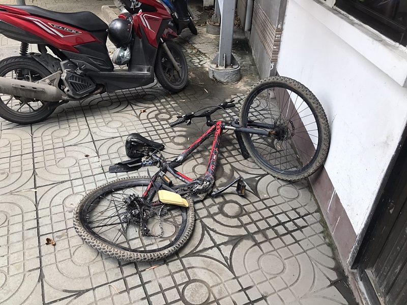 จักรยานยนต์ของหนุ่มเมียนมาที่ได้รับบาดเจ็บจากเหตุ รถบรรทุก เบรกแตกพุ่งชนทับขาขาด