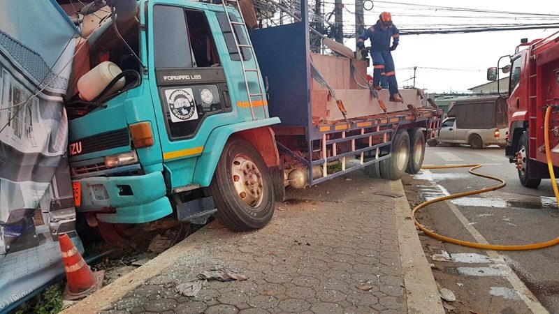 เจ้าหน้าที่เร่งเข้าให้การช่วยเหลือเหตุรถบรรทุกสิบล้อชนเสาไฟฟ้าเสียหาย