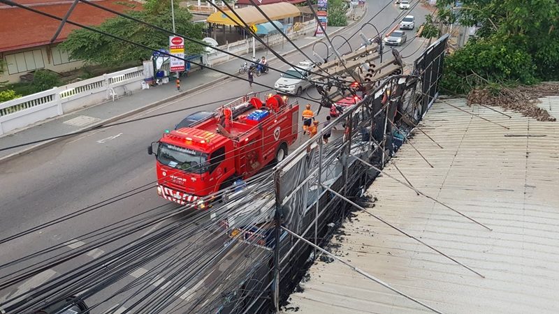 สิบล้อเสียหลัก พุ่งชนเสาไฟฟ้าพังเสียหาย ไฟลุกพรึ่บไหม้ป้ายโฆษณาวอด