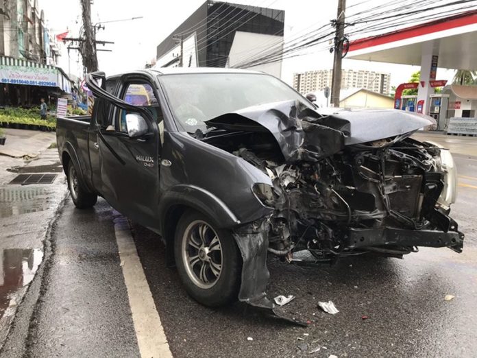 กระบะหมุนคว้างถนนลื่นเสียหลัก