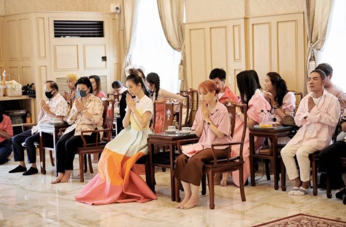 คริส หอวัง นำทีมเหล่าคนบันเทิง ร่วมทำบุญวันเกิด ครบรอบ 40 ปี