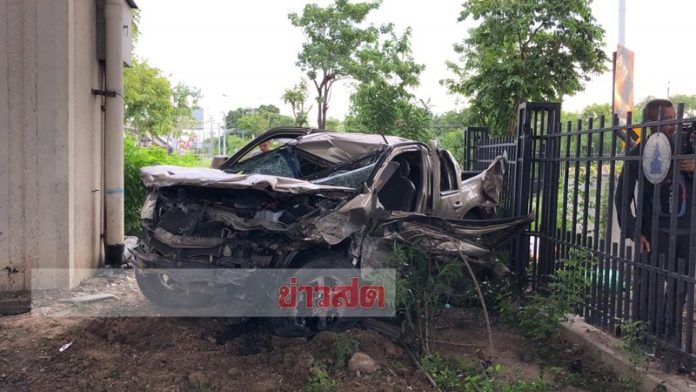 กระบะแหกโค้งชนแบริเออร์