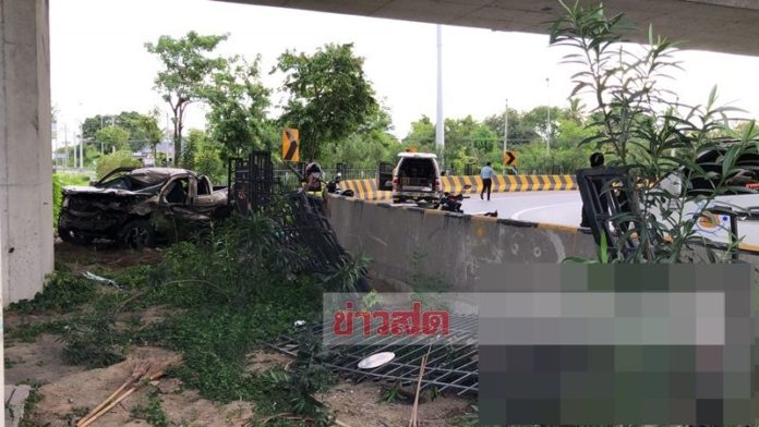 กระบะแหกโค้งชนแบริเออร์