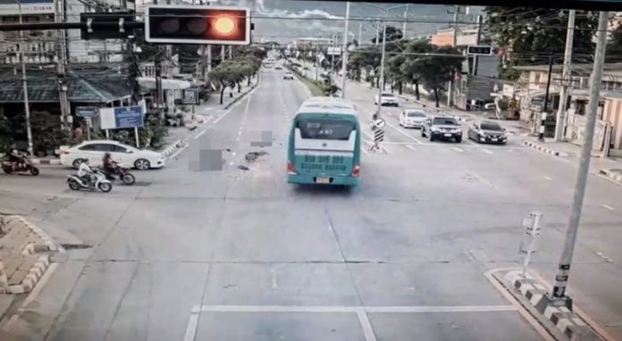 รถบัสพุ่งชนจยย. หนุ่ม17ดับคาที่