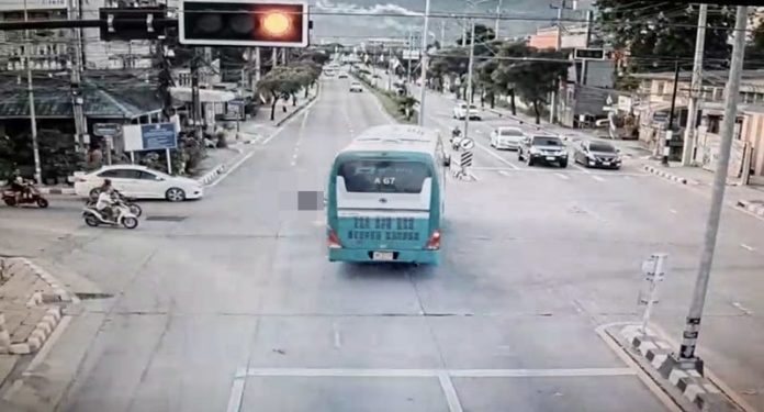 รถบัสพุ่งชนจยย. หนุ่ม17ดับคาที่